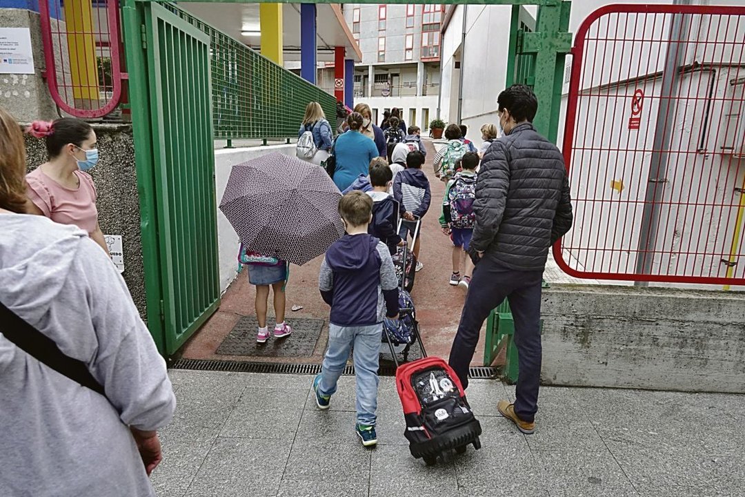 Imagen de archivo de niños entrando en un colegio de Vigo.