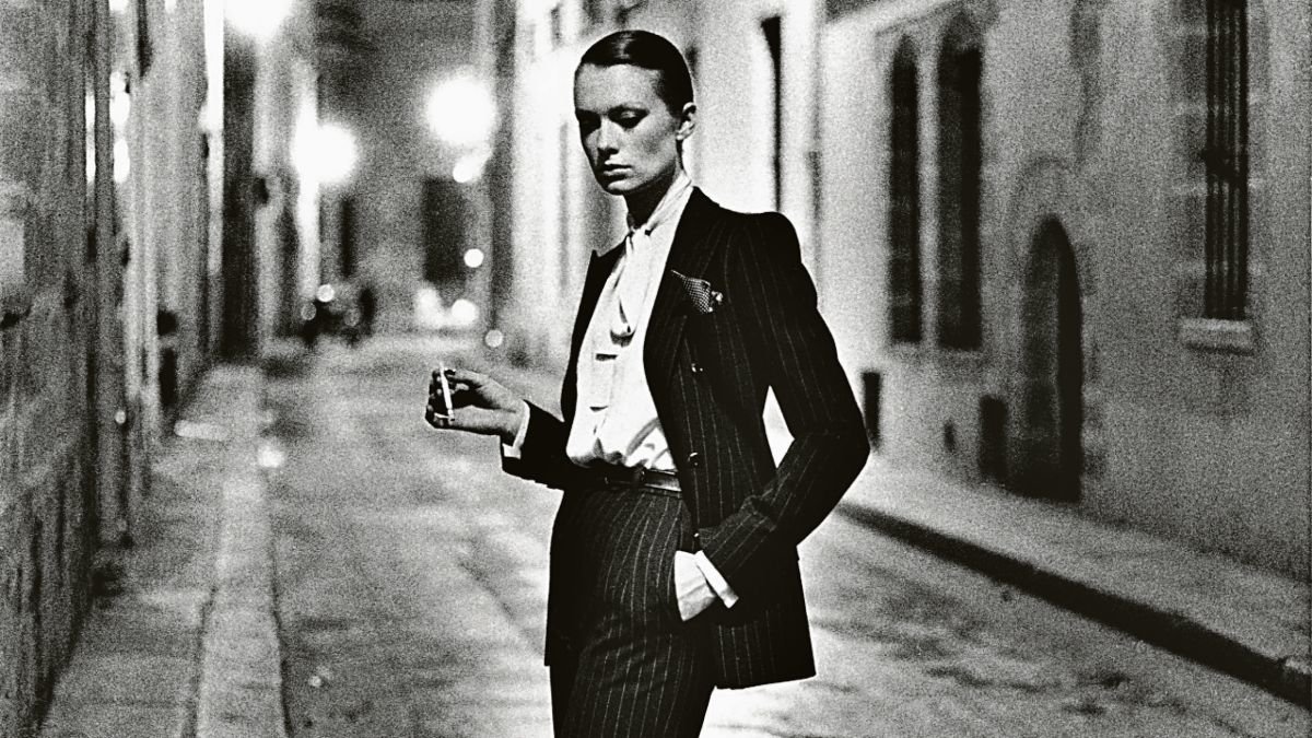 Fotografía tomada por Newton en la Rue Abriot de París en 1975 para un reportaje sobre Yves Saint Laurent.