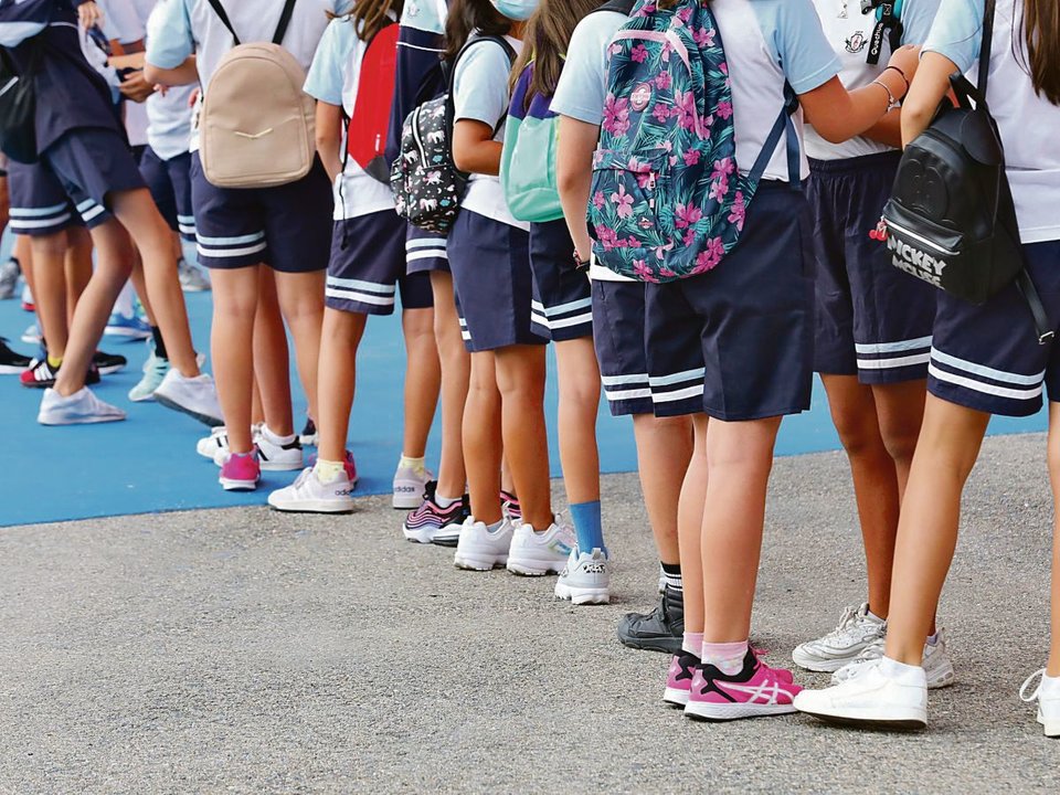 Un grupo de niños espera para entrar en un colegio de Madrid.