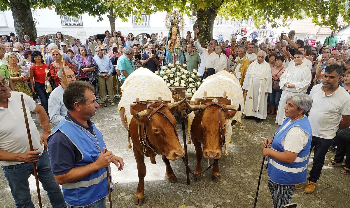La imagen de la Virgen sobre un carro tirado por dos vacas, ayer, durante la procesión en A Franqueira en medio de los fieles.