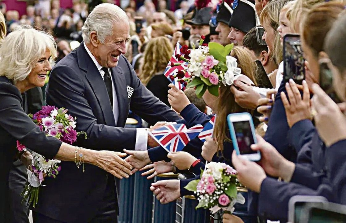 Carlos III y Camila Parker saludan al público en los funerales de Isabel II.
