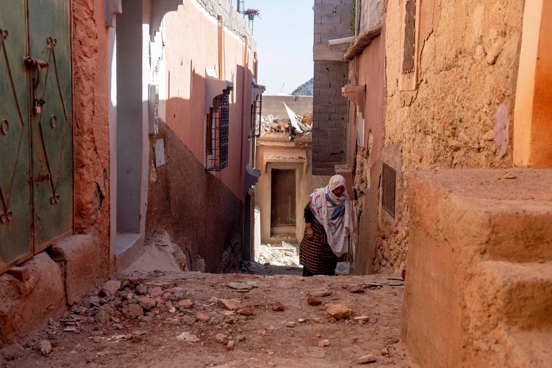 Una mujer entre los escombros en el terremoto de Marruecos. // EFE