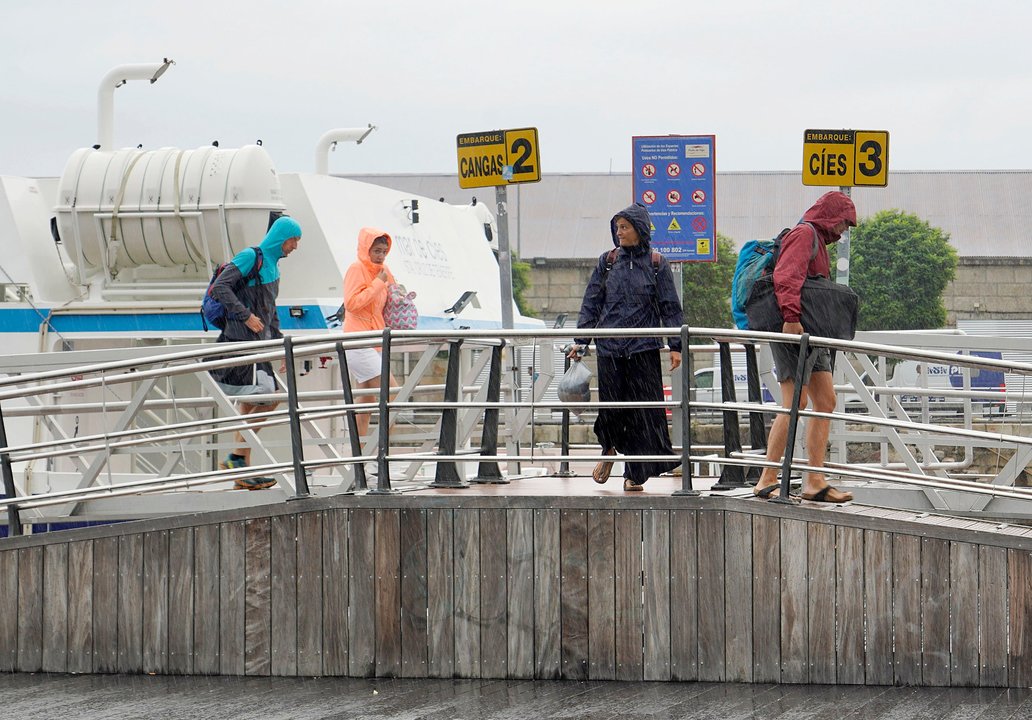 Personas en el Puerto esperando para embarcar. // J.V. Landín