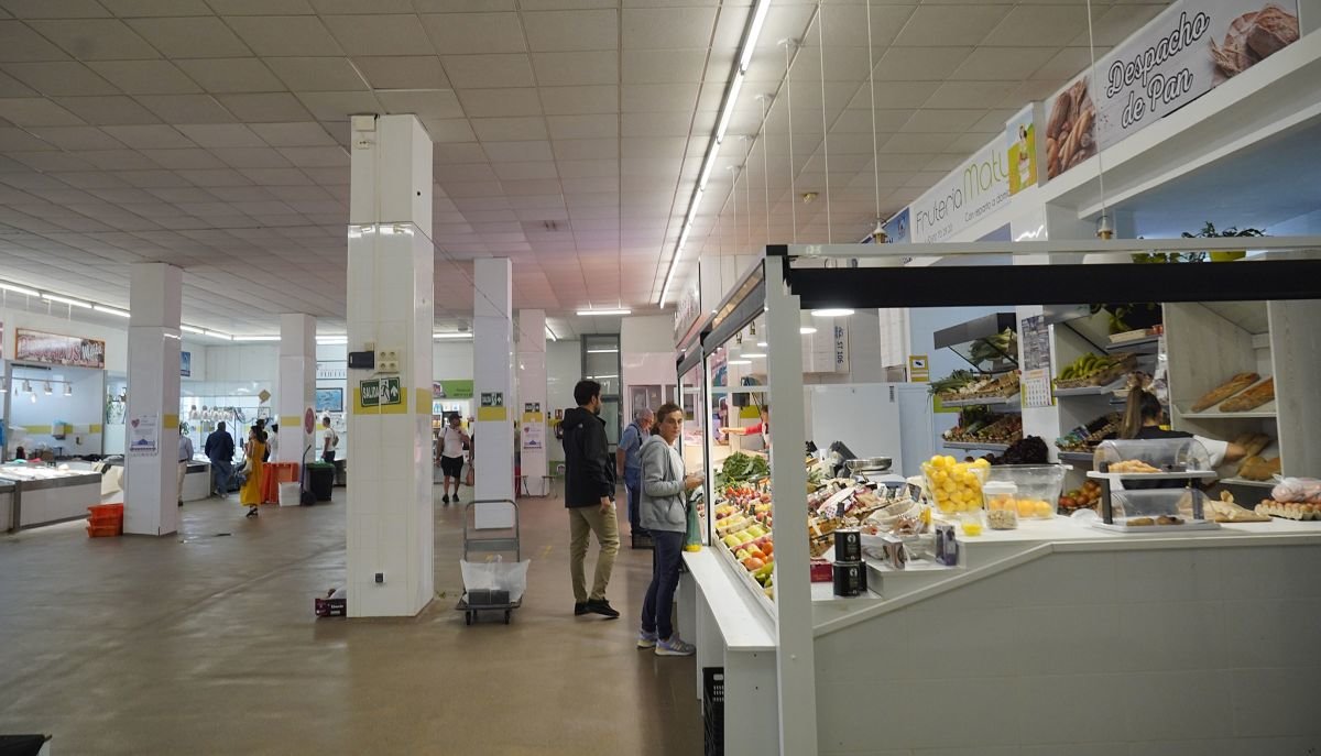 La alimentación subió casi un 10% en el último año según los últimos datos del IPC; en la foto, vecinos comprando en el Mercado de O Berbés ayer.