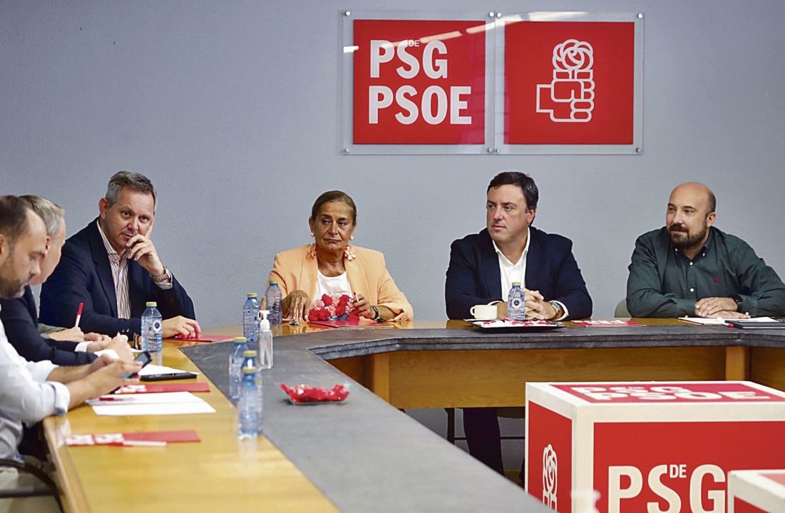 El secretario general del PSdG, González Formoso, con Carmela Silva y José Manuel Lage.
