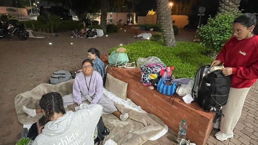 El grupo de jóvenes viguesas durmiendo en la madrugada de ayer en un parque de Marrakech.