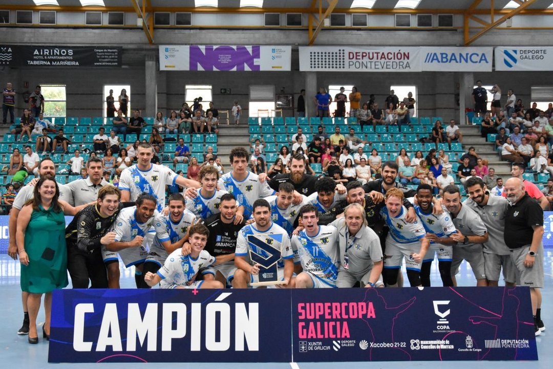 El Balonmán Cangas ganó hace dos semanas la Supercopa Galicia frente al Cisne Los Sauces.