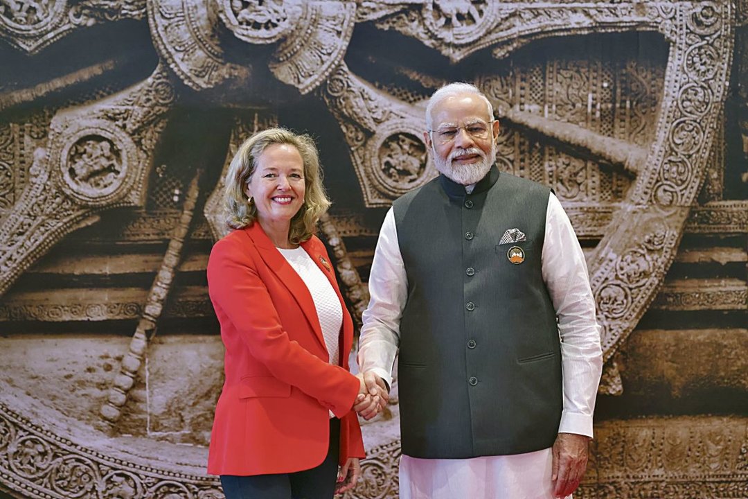 La vicepresidenta Nadia Calviño saluda al primer ministro de India, Narendra Modi.