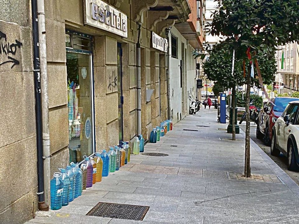 Muchos establecimientos no optan solo por las botellas, sino que también pusieron su propio cartel advirtiendo que la fachada “no es un pipican”.