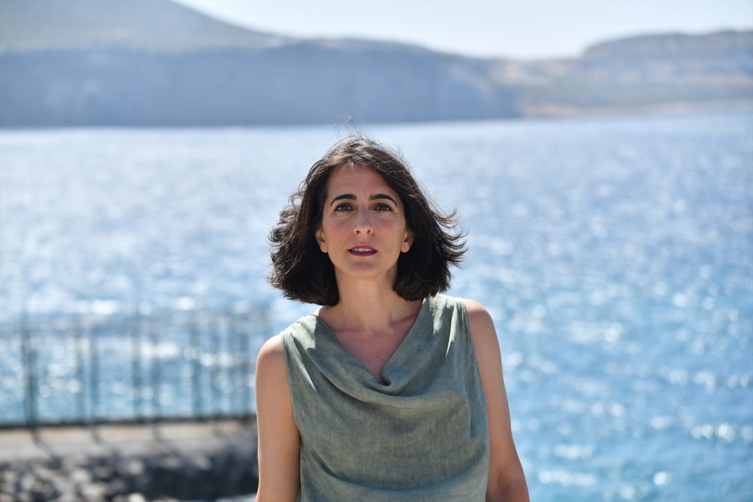 María Iglesias ante la valla de Benzu´ entre Ceuta y Marruecos en aguas del Estrecho. // Europa Press