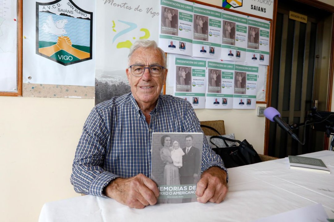 El conocido dirigente vecinal Xurxo González, con su libro “Memorias de Xurxo O Americano”.