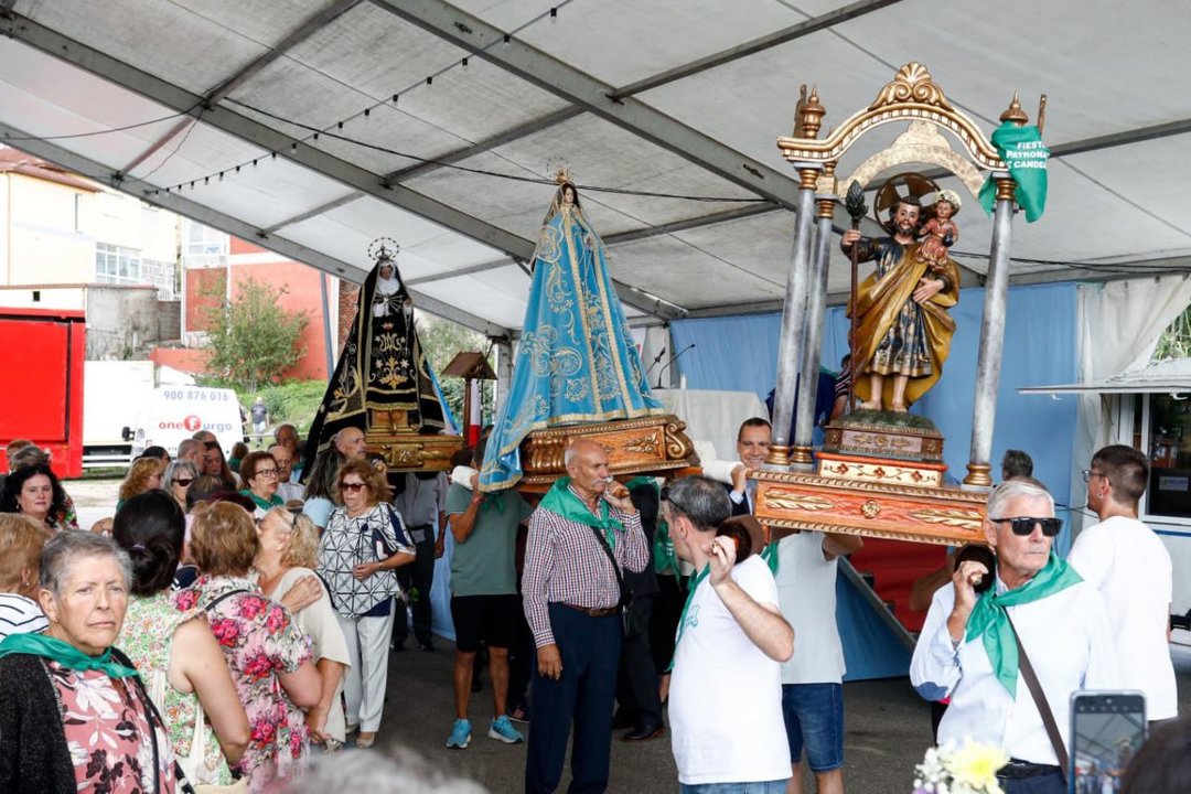 La salida de la procesión del Doce Nome de María, en Candeán, celebración conocida como “Festa dos Pexegos”.