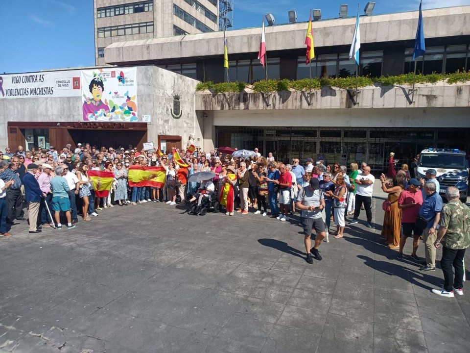 La concentración, ayer, ante el Concello, donde se mostraron varias banderas de España.
