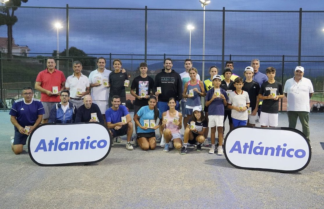Los campeones del torneo de tenis de Atlántico, ayer en las instalaciones de Los Abetos de Nigrán, con sus trofeos.
