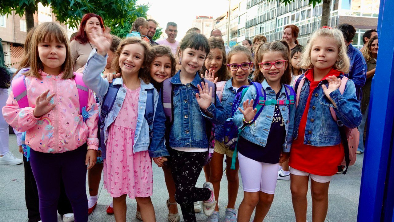 Un grupo de alumnas saluda el primer día de clase a las puertas de su colegio en Vigo. // Vicente Alonso