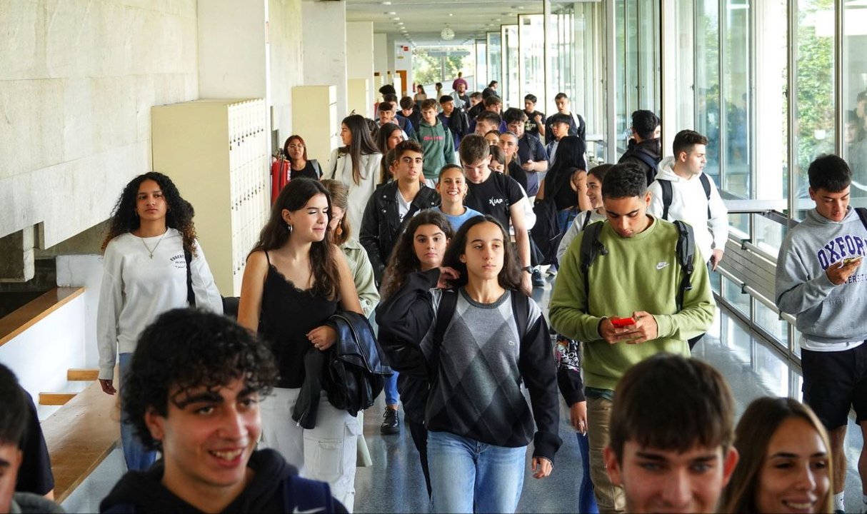 Estudiantes universitarios el primer día de clase en la UVigo, en las pasillos de la Facultad de Económicas. // Vicente Alonso