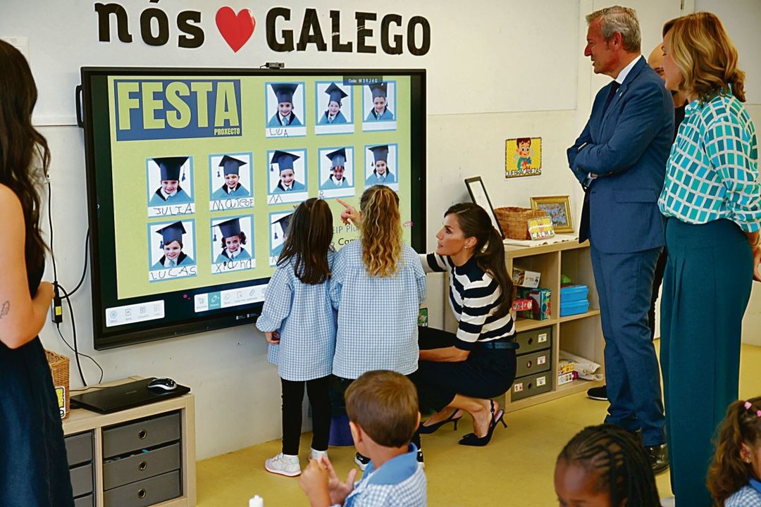 La reina Letizia, con escolares, junto a Rueda y la ministra Alegría ayer en Sigüeiro.
