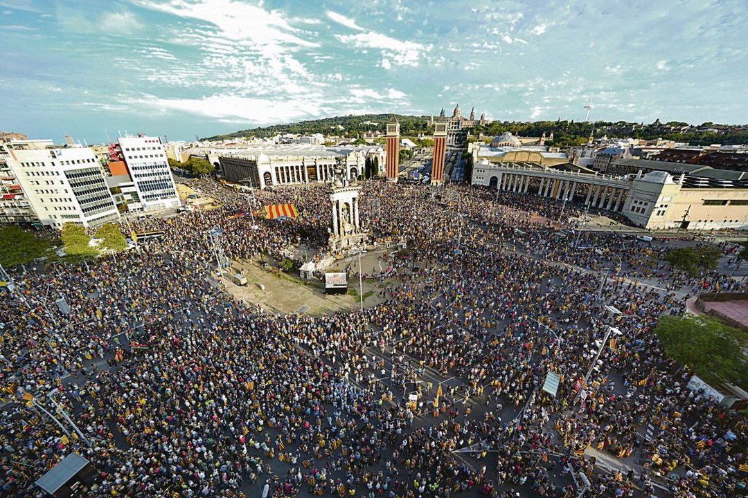 La manifestación de ayer, en la confluencia de las cuatro columnas en la Plaza de España.
