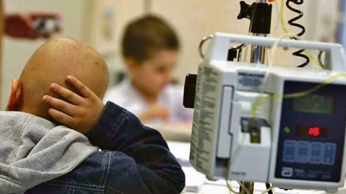 Un niño recibe tratamiento contra el cáncer en un hospital.