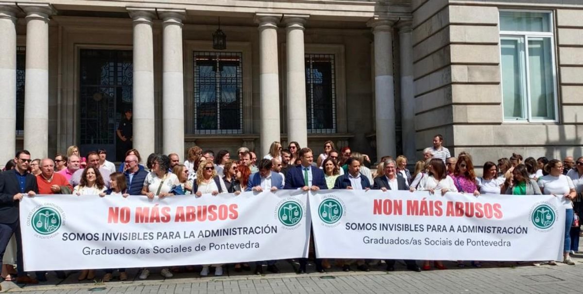 El colectivo de los graduados sociales se manifiesta hoy en Vigo.