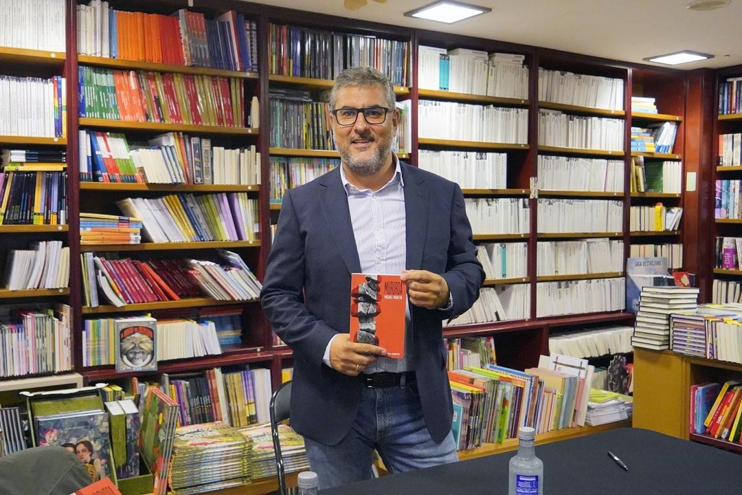 Miguel Martín en la presentación de su primera novela, ‘Mururoa’.