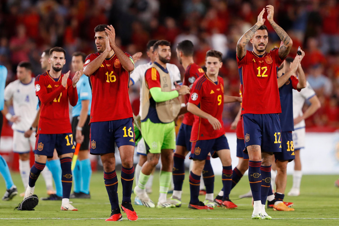 Los jugadores de la selección española, Rodri (i) y Joselu, a la finalización del partido de clasificación para la Eurocopa 2024. // EFE