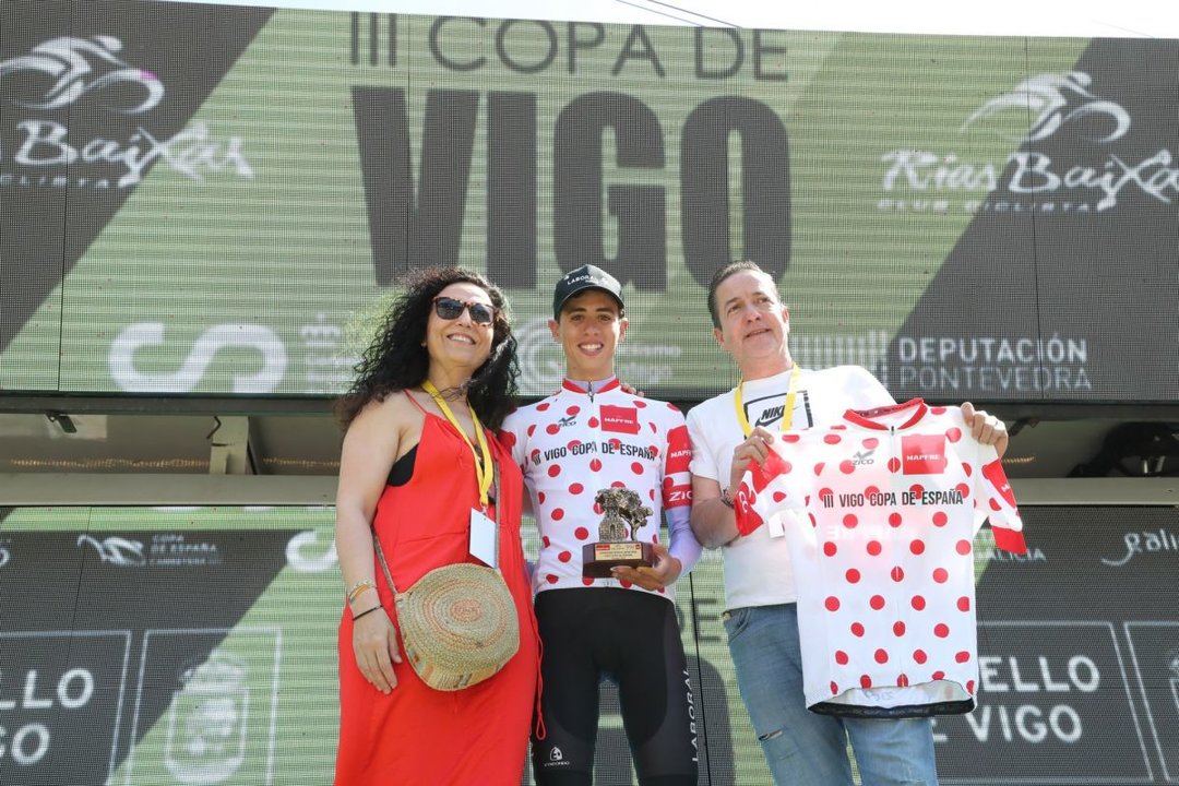 Sergio Lorenzo, ataviado con el maillot de lunares tras vencer el premio de la montaña en la Copa de España en Vigo.