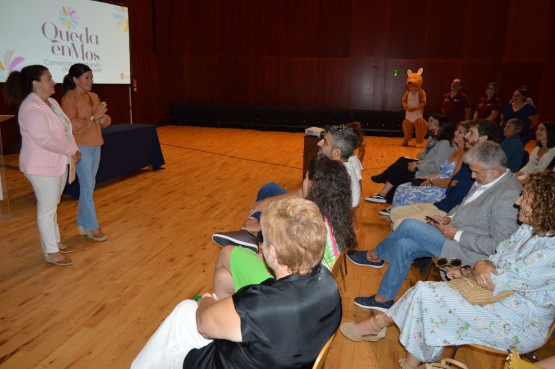 Imagen del acto de presentación celebrado ayer en el Multiusos das Pozas, con la alcaldesa Nidia Arévalo.