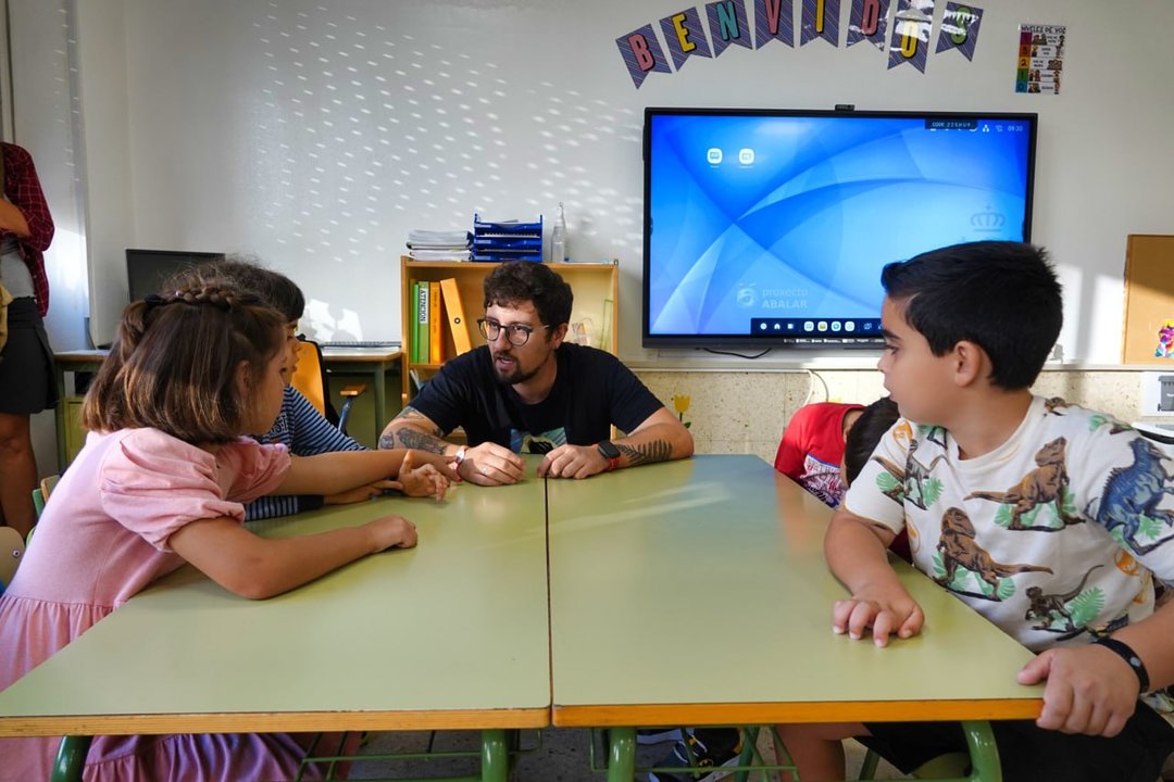 Un profesor atiende a sus alumnos en el aula de un colegio de Vigo. // Vicente Alonso