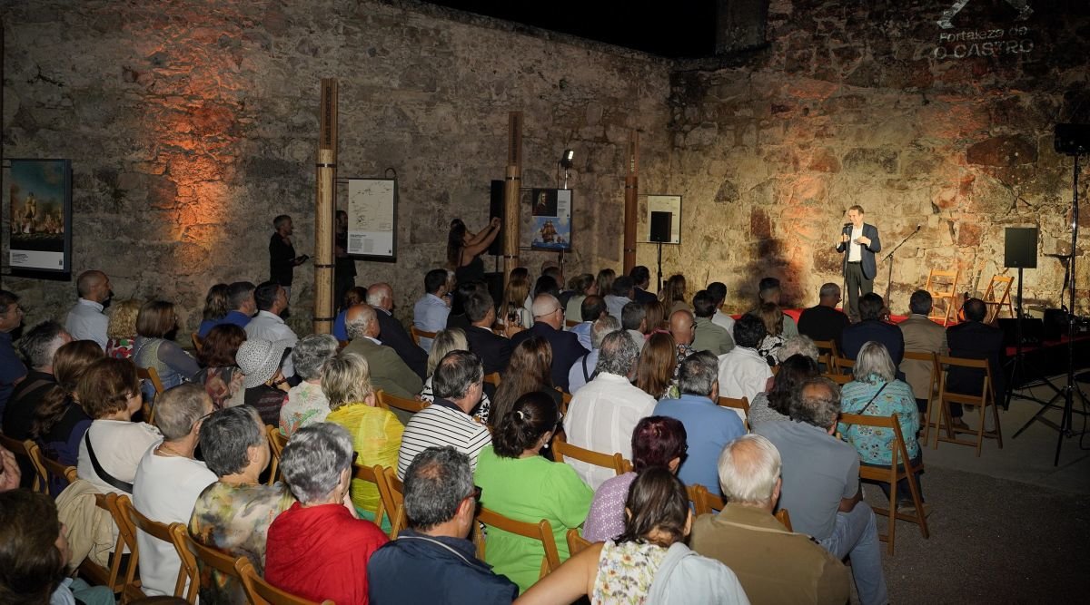 La inauguración de la musealización de la fortaleza y las galerías reunió a representantes de la sociedad viguesa, a los que se dirigió el alcalde, Abel Caballero.