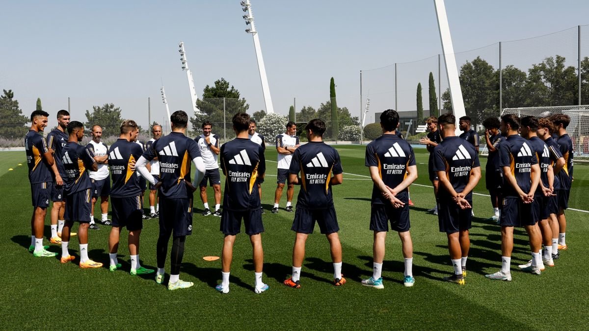 Un grupo de futbolistas del Real Madrid Castilla forman un círculo en un entrenamiento.