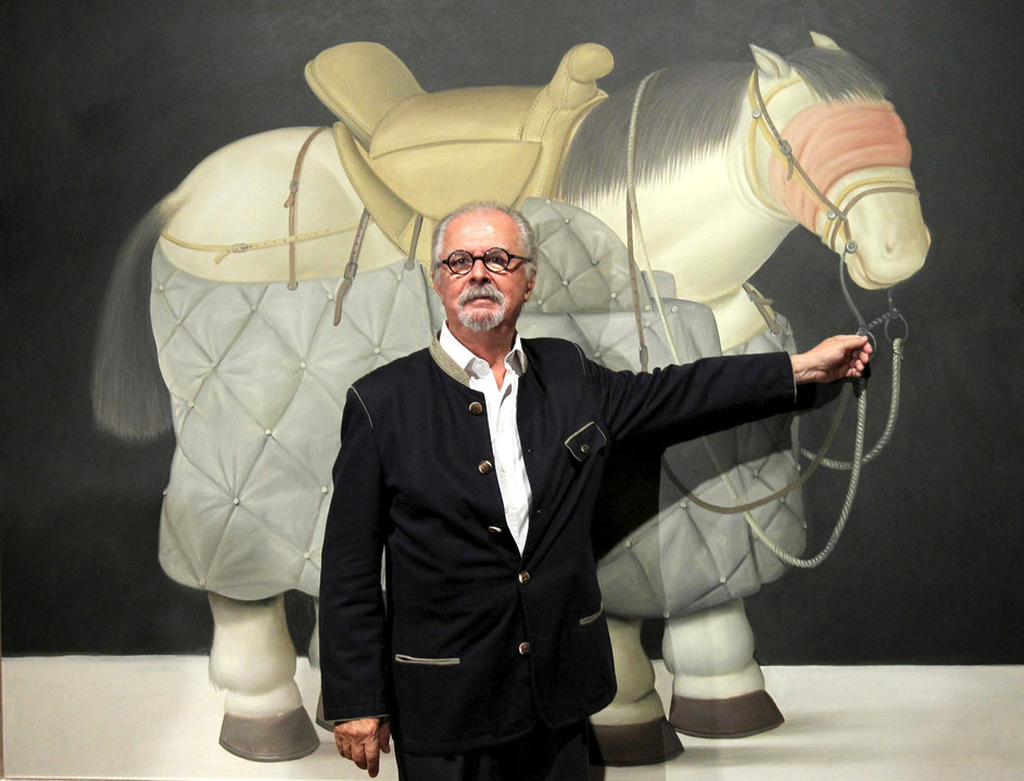 Fotografía de archivo tomada el 8 de octubre de 2012 que muestra al pintor y escultor colombiano Fernando Botero junto a su obra "Caballo de picador, 1992" en el Museo de Bellas Artes de Bilbao. // EFE