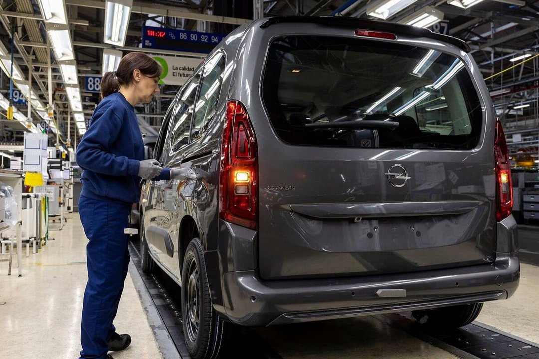 La planta de Balaídos fabrica furgonetas para seis marcas como ésta de Opel.