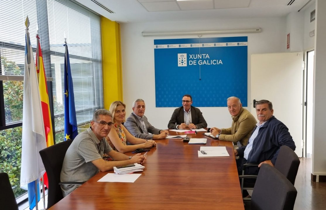 Un instante de la reunión en ayer en Vigo entre Tronchoni y representantes de Guardia Civil y Policía Nacional.