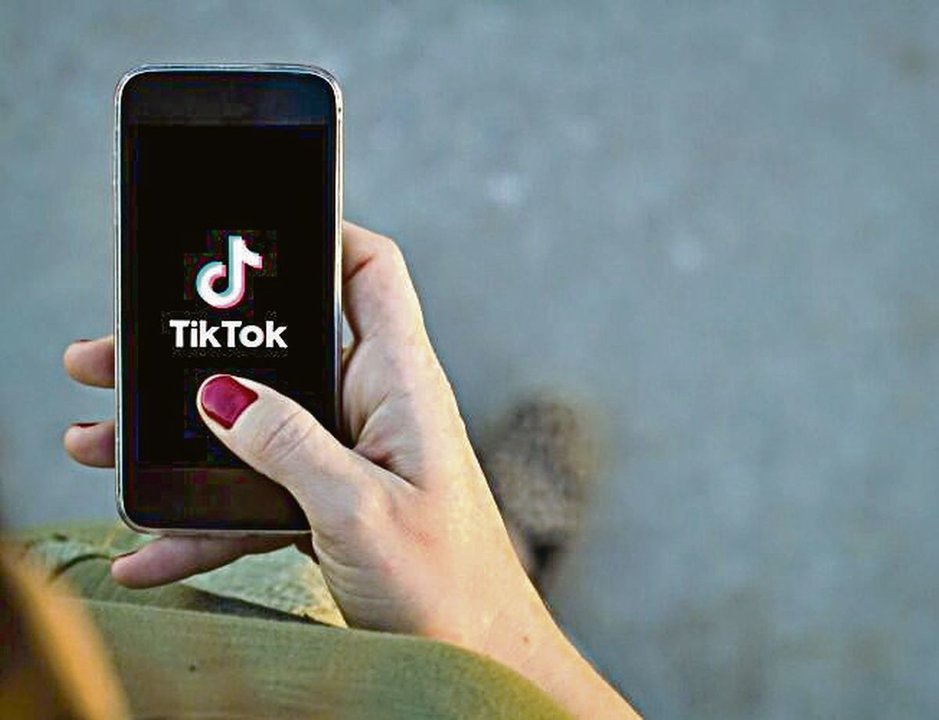 Una mujer utilizando la aplicación de TikTok.
