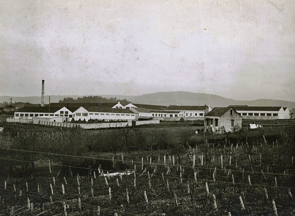 La fábrica de Reyman en Coia, aproximadamente donde ahora se encuentra Alcampo. Llegó a emplear a 1.200 personas. A la derecha, anuncio de sus botas.