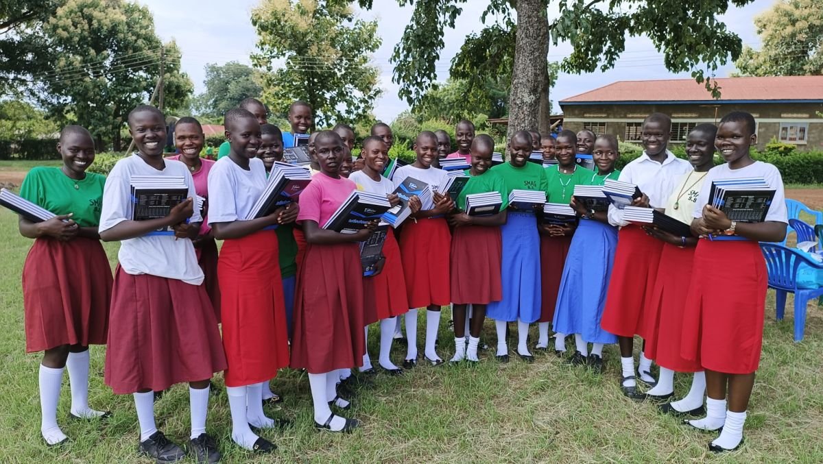 Un grupo de alumnas escolarizadas en el pueblo de Adjumani.