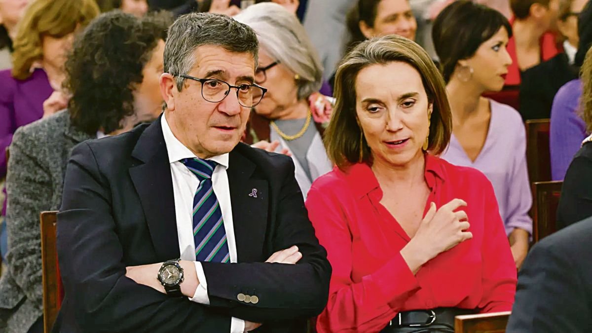 El portavoz del PSOE en el Congreso, Patxi López, junto a la secretaria general del PP, Cuca Gamarra.