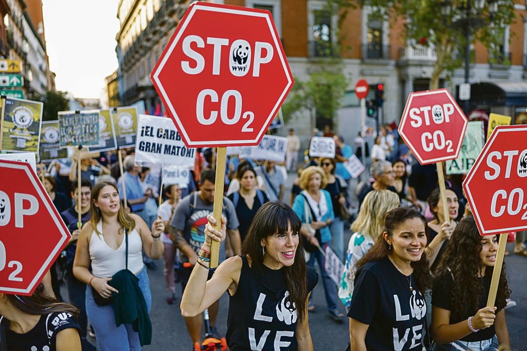Manifestación el viernes en la Plaza Mayor de Madrid para exigir el fin de los combustibles fósiles.
