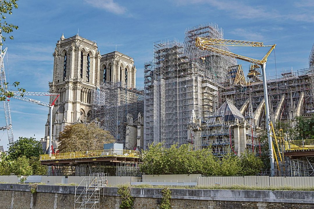 Vista general de las obras que se están realizando en la catedral de Notre Dame.
