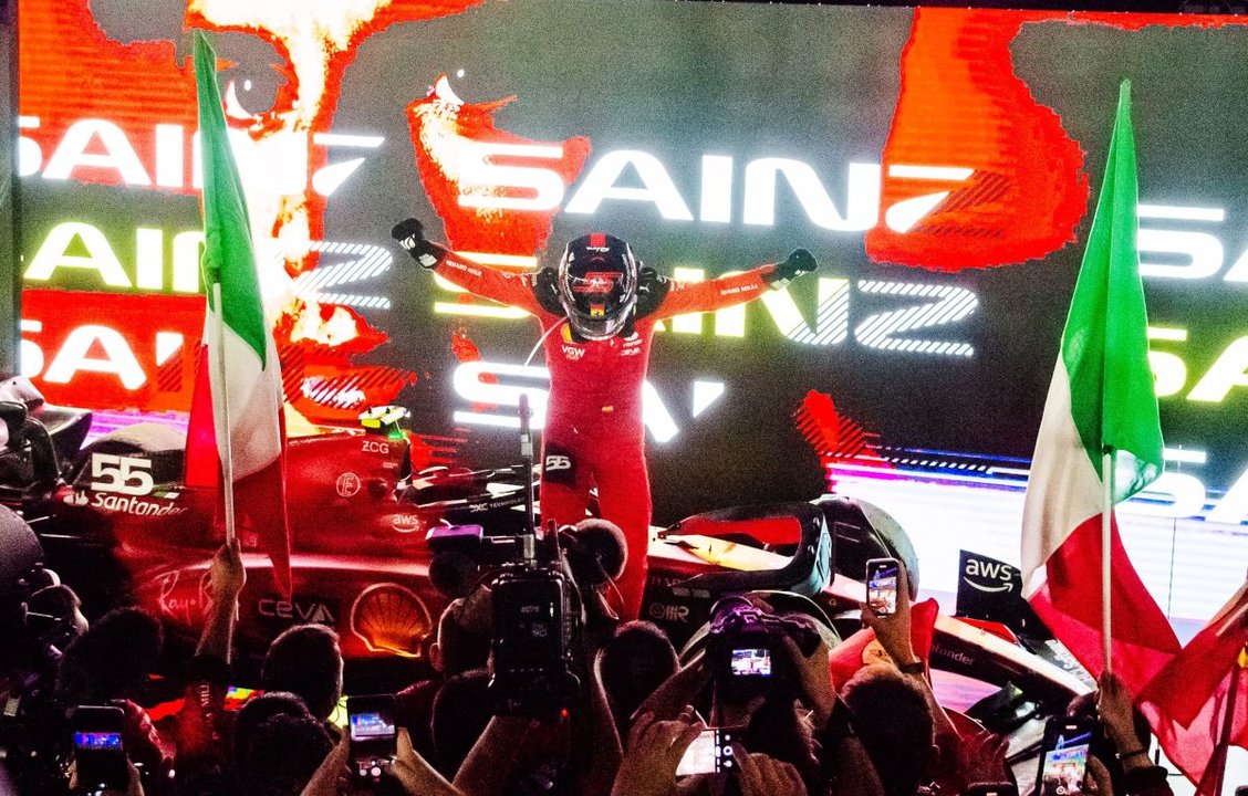 Carlos Sainz consigue su segunda victoria en Singapur. // EFE