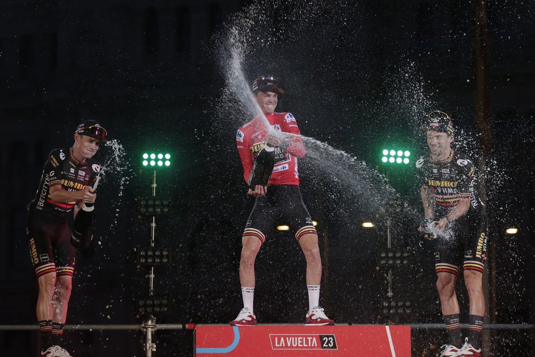 El podio de la Vuelta a España, con Jonas Vingegaard, Sepp Kuss y Primoz Roglic celebrando de manera efusiva la victoria del estadounidense.