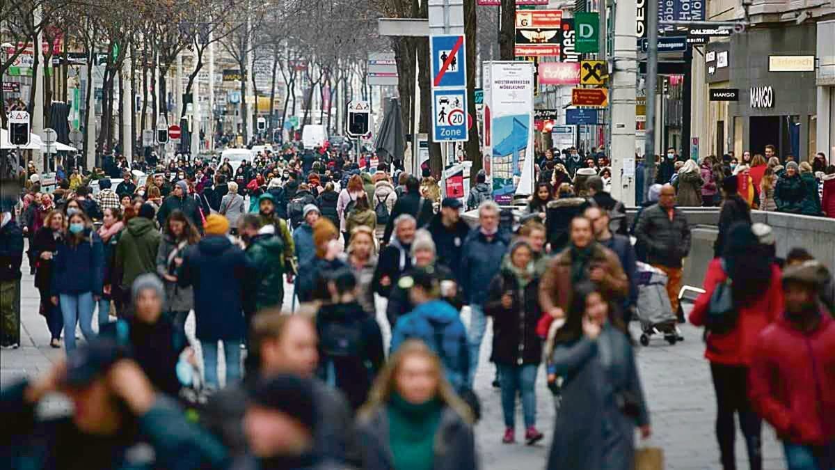 Gente caminando por una de las avenidas principales de Viena.