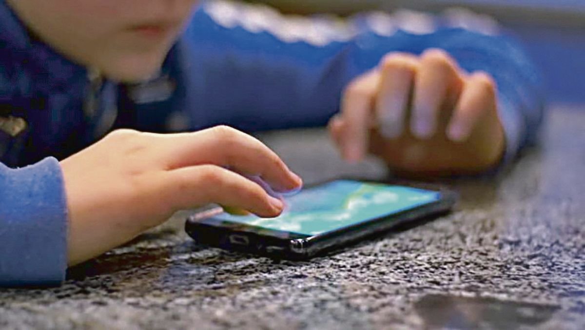Los teléfonos móviles han ocupado de manera progresiva gran parte del tiempo de ocio de los menores de edad.
