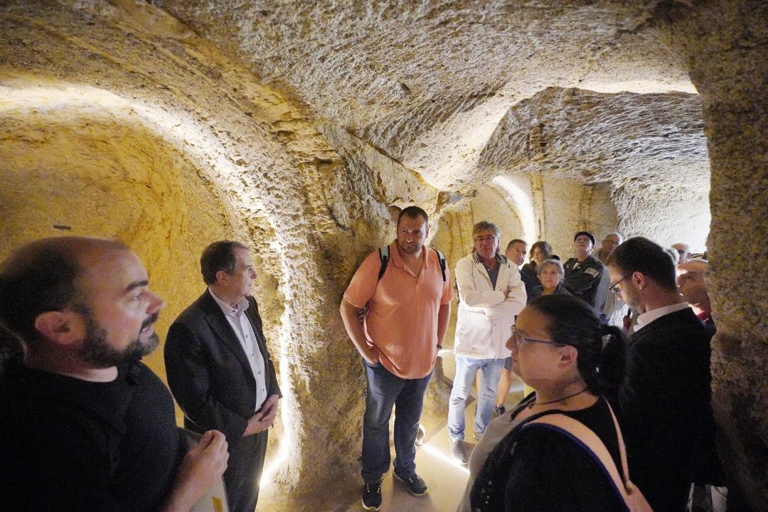 Una veintena de visitantes y el alcalde Abel Caballero participaron en el primer recorrido por las galerías y la musealización de la fortaleza.