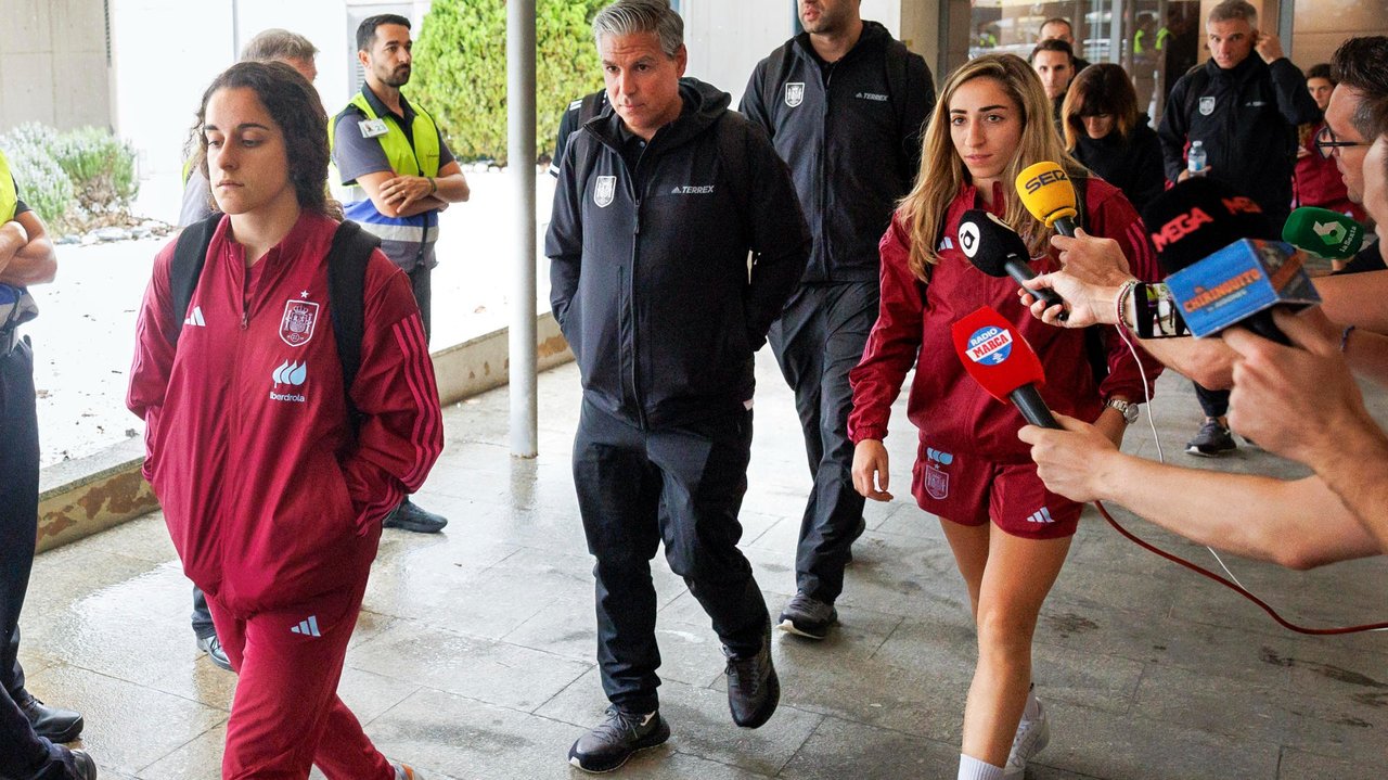 Las defensas de la selección española Olga Carmona (d) y Oihane Hernández (i), tras aterrizar en el aeropuerto de Manises (Valencia), este martes. // EFE