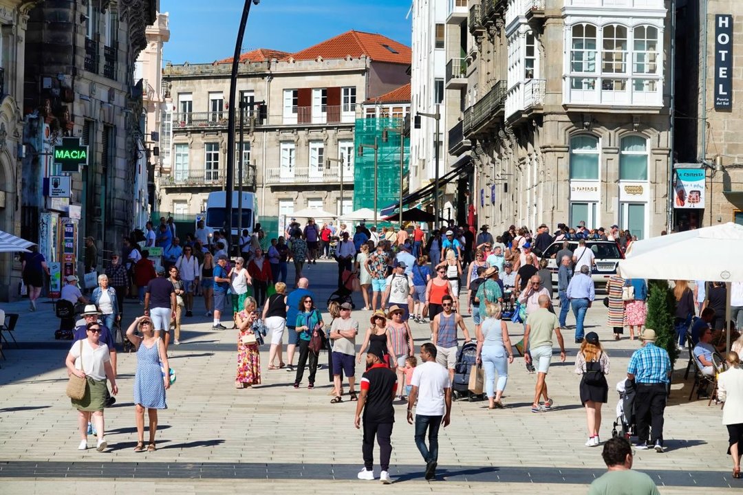 Entre los vigueses y los miles de turistas, Porta do Sol fue uno de los lugares más concurridos de la ciudad ayer.