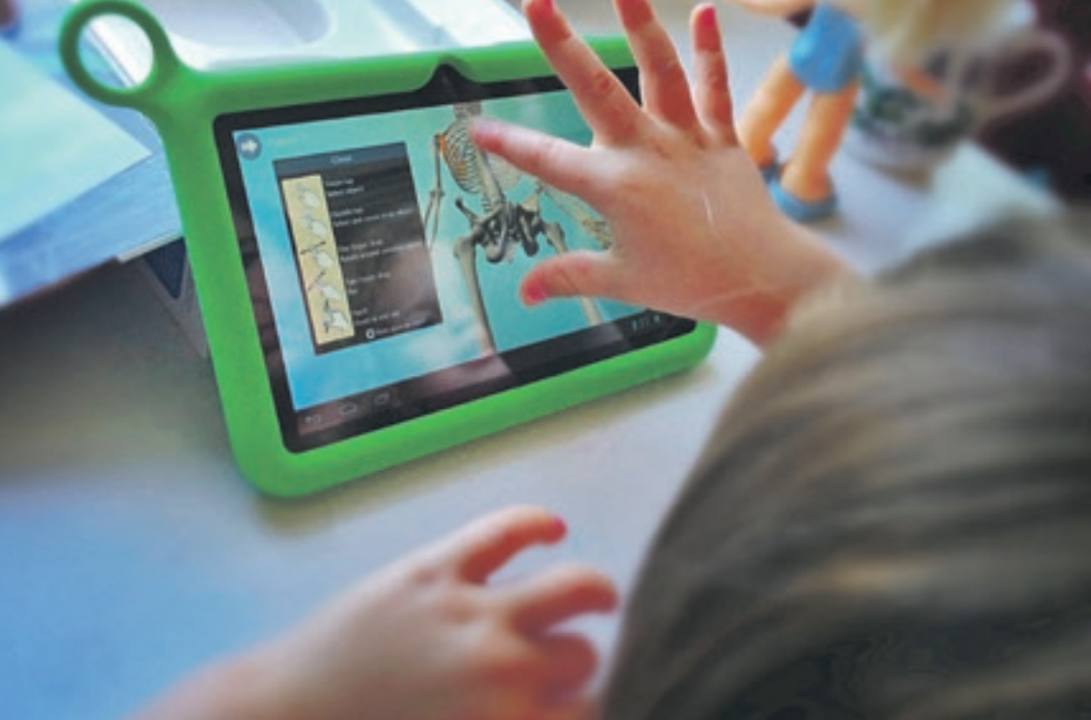 A través de diferentes experiencias y actividades, los niños aprenden a crear y entender el entorno digital.