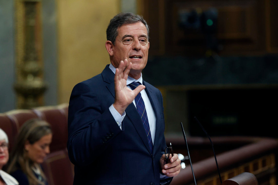 El diputado José Ramón Gómez Besteiro se pronunció en gallego en el Congreso. // EFE