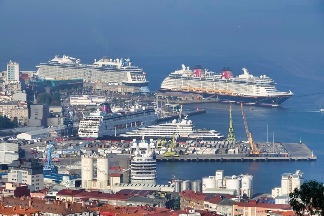 Los cinco cruceros que arribaron ayer al puerto de Vigo, atracados de forma simultánea en cuatro muelles.